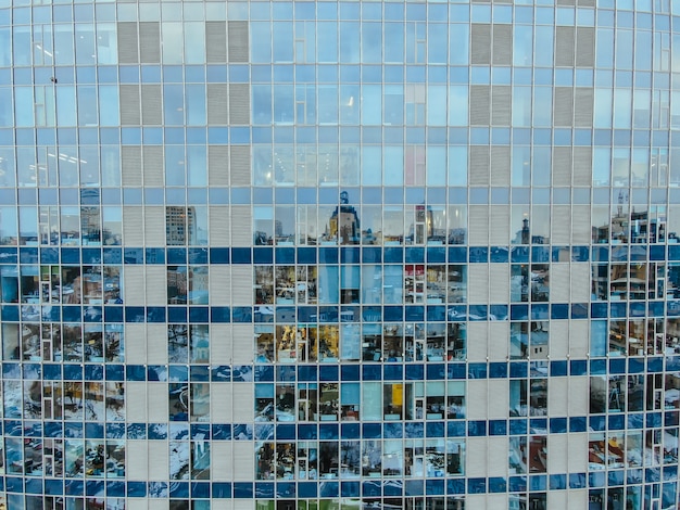 Уличное отражение на стеклянном стальном фасаде здания