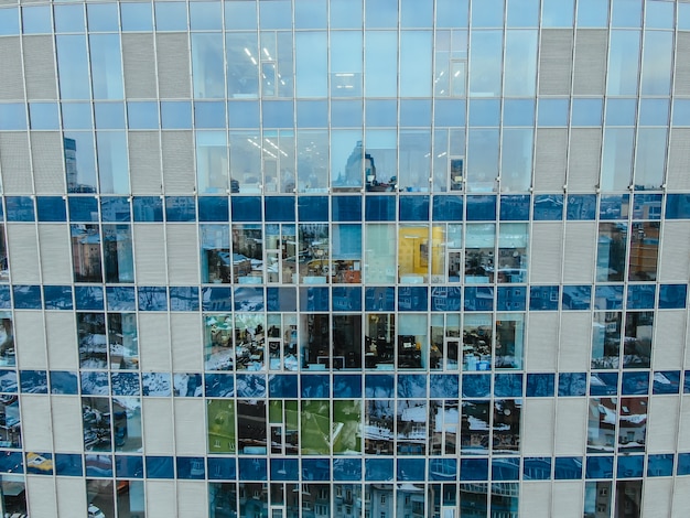 ガラス鋼の建物のファサードに通りの反射