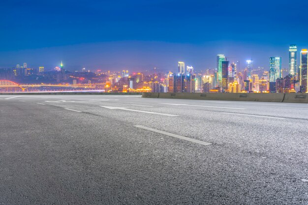 通りの道路晴れた夏の動きの日差し