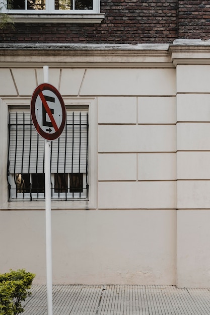 Foto gratuita segnale stradale con edificio in città