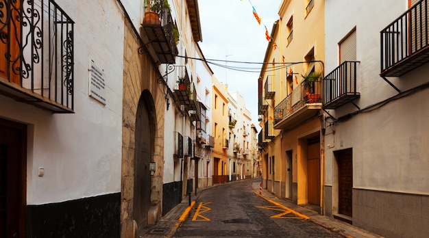 スペインの町の通り。サグント