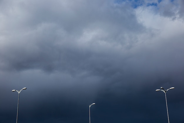 Free photo streetlights on cloudy day