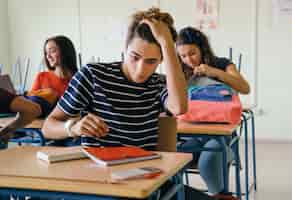 Foto gratuita ragazzo stressato in classe