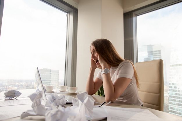 Foto gratuita donna di affari sollecitata che grida nel luogo di lavoro