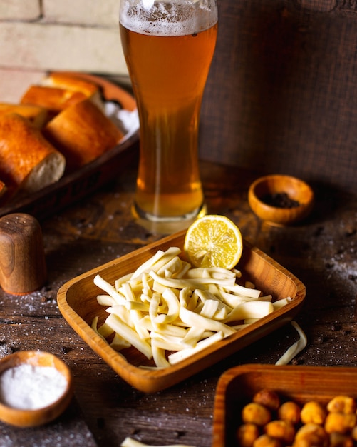 Foto gratuita formaggio a pasta filata con birra sale pepe e pane