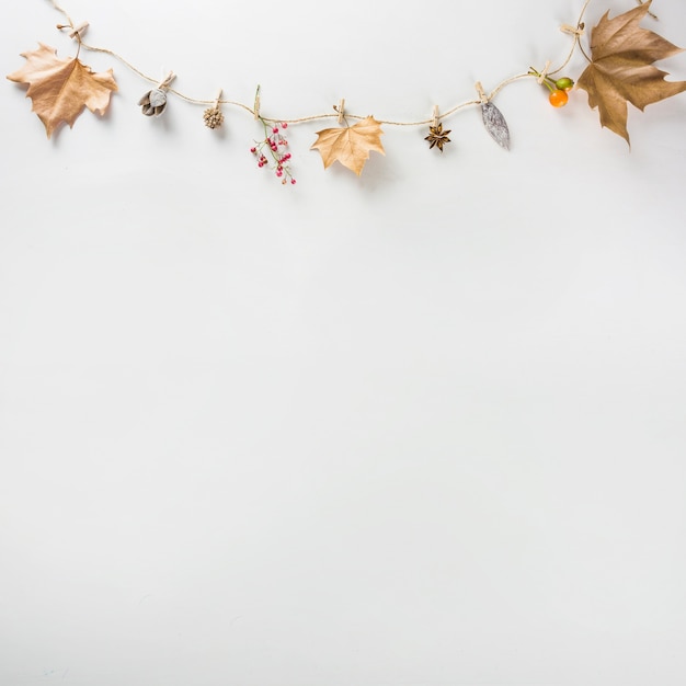 바닥에 공간이있는 가을의 끈 장식