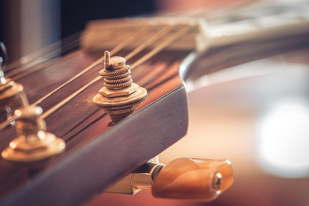 Foto gratuita corde su una ripresa a macroistruzione di chitarra acustica classica