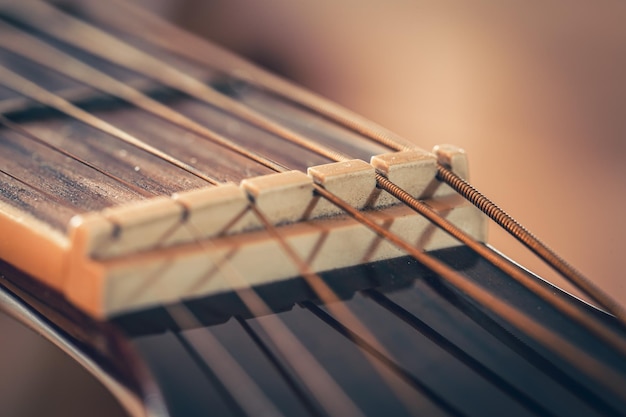 Foto gratuita corde su una ripresa a macroistruzione di chitarra acustica classica