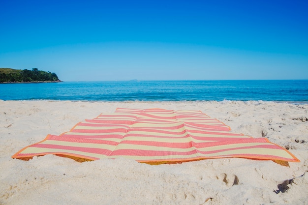 해변에 줄무늬 담요