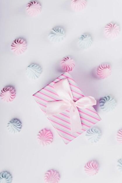 줄무늬 선물 상자 리본으로 묶여 흰색 배경에 휘핑 크림 장식