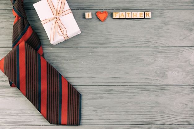 Бесплатное фото Полосатый галстук возле подарка и я люблю титул отца