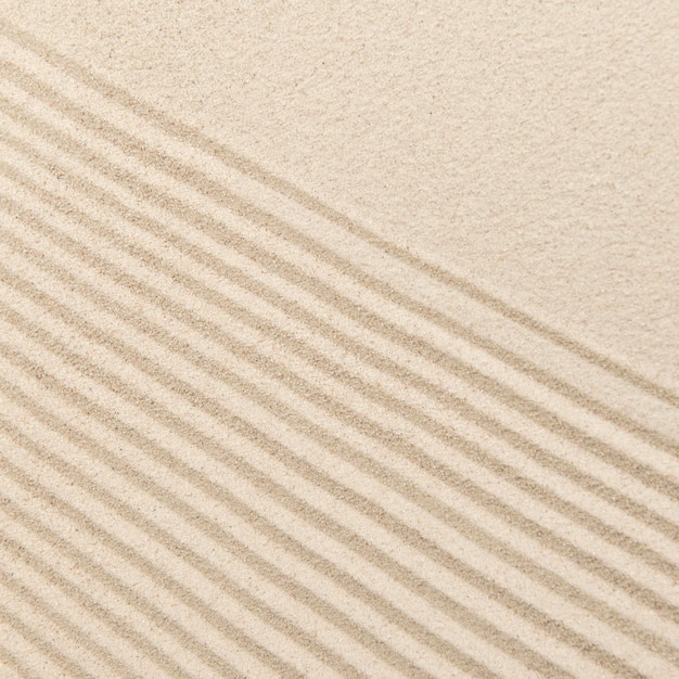 Бесплатное фото Полосатый фон из песка дзэн в оздоровительной концепции