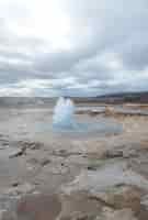 Foto gratuita il geyser strokkur a haukadalur in islanda sta appena iniziando a soffiare