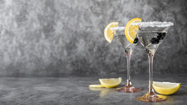 Крепкий алкогольный напиток с оливками и лимоном
