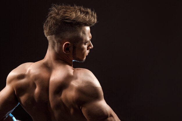 筋肉のボディービルダーの男の背中 無料の写真