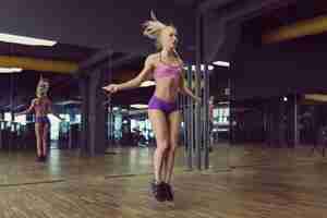 Free photo strong and beautiful athletic woman training in the gym