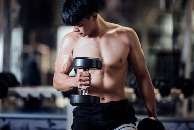 무료 Photo 완벽한 삼각근을 가진 강력한 보디 빌더