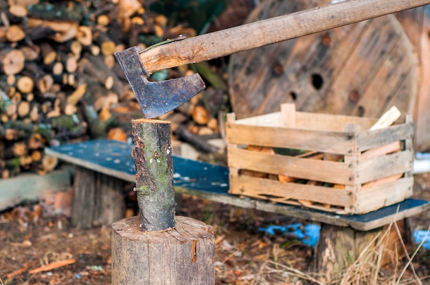 強いジャガイモの木材を切り刻み、チップが飛び散る。斧、ハチェット、斧。ログを斧で分割する。バックカントリーの樺木。木の壁紙