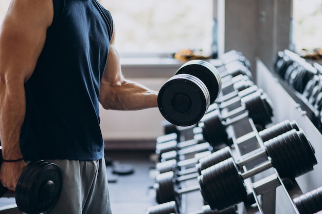 Uomo forte allenamento in palestra