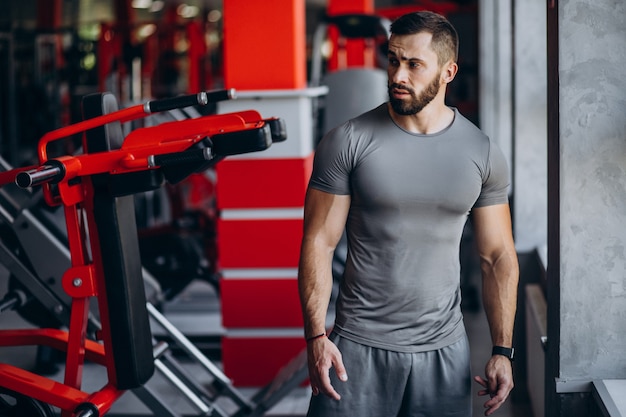 Foto gratuita uomo forte allenamento in palestra