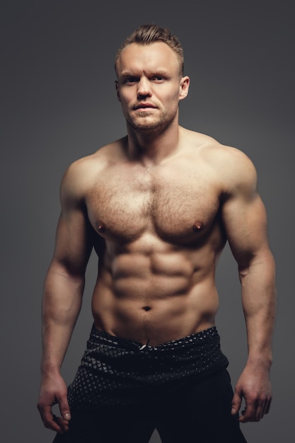 무료 사진 그의 운동 몸통을 보여주는 강한 shirtless 근육 질의 남자.