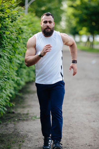 公園内の強いスポーツマンランニング