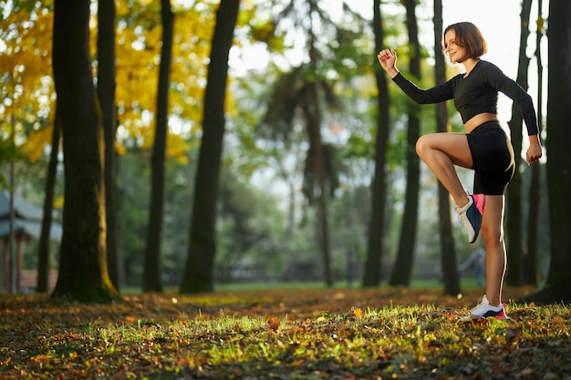 Donna forte che si allena attivamente nel parco locale