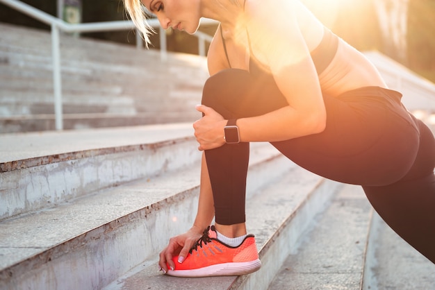 Allungamento forte della giovane donna di sport