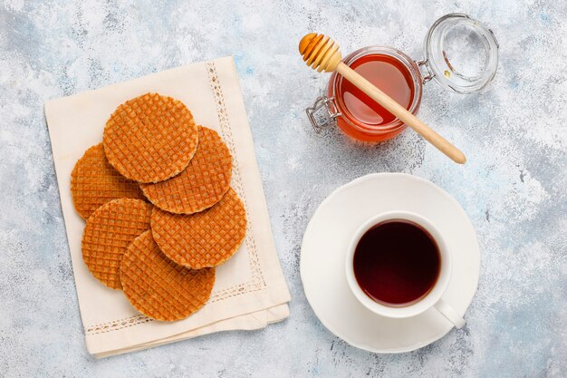 Stroopwafels, 콘크리트에 차 또는 커피와 꿀이 든 카라멜 네덜란드 와플