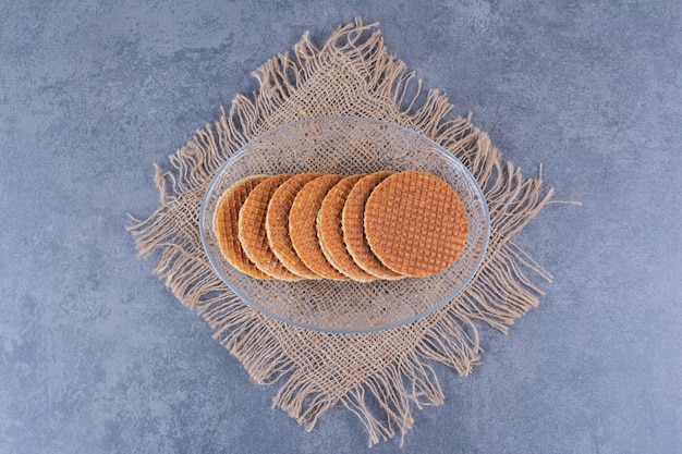 Stroopwafels, изолированные на вретище на камне.