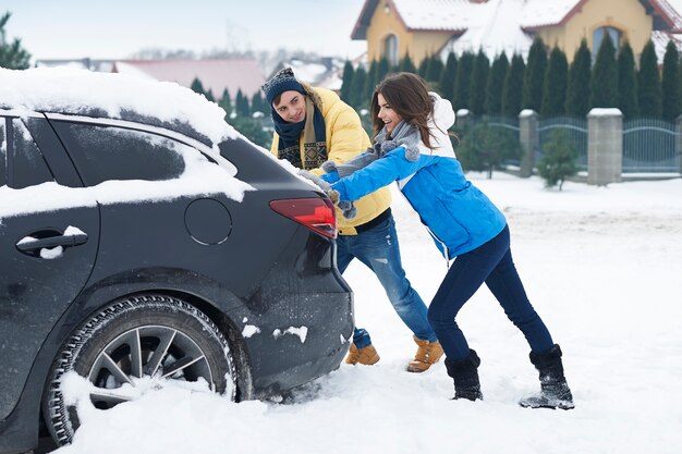 雪の吹きだまりに詰まった車は私たちにとって大きな問題です