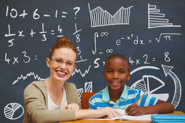 교육 및 학교 그래픽과 파란색 칠판에 대 한 테이블에 학생 소년과 교사