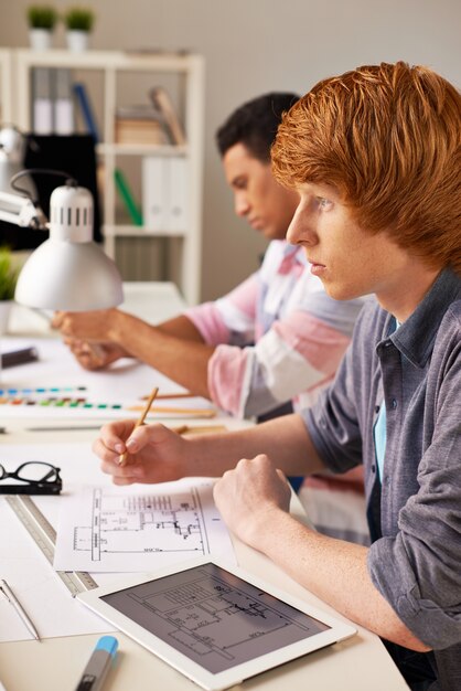 Foto gratuita studente ragazzo fa il suo lavoro