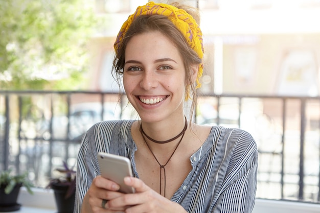 Studentessa seduta al bar con terrazza