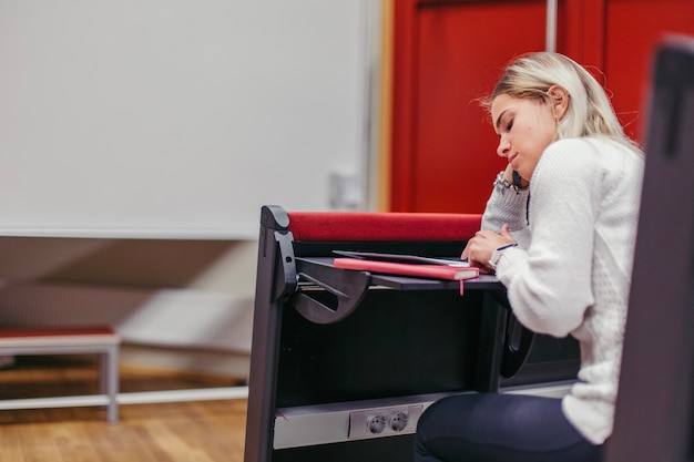 Foto gratuita ragazza studente che dorme a classe