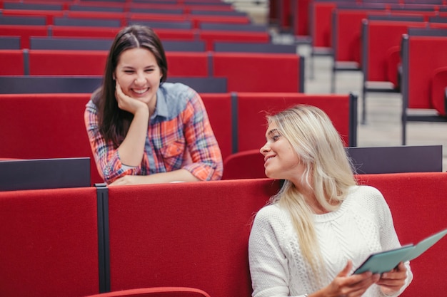 Ragazze, studenti, ridere, durante, pausa