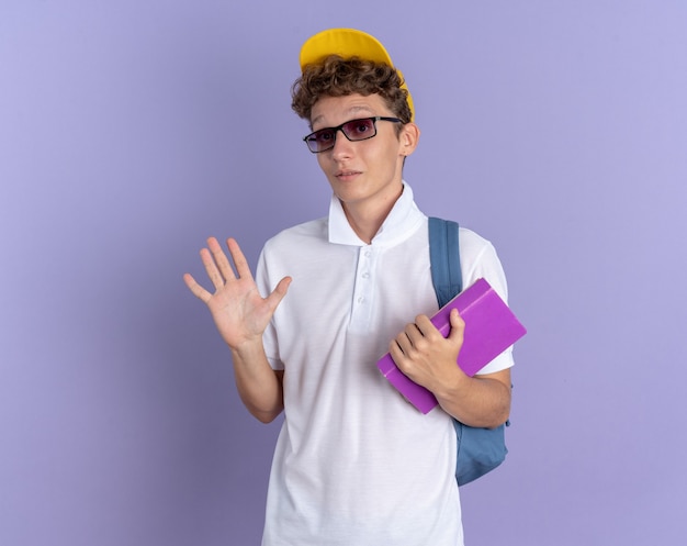 흰색 폴로 셔츠와 안경을 쓰고 노란색 모자에 학생 남자