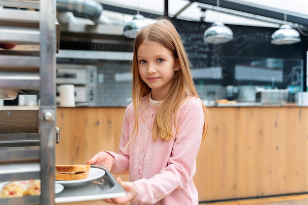 食堂で昼食をとっている学生