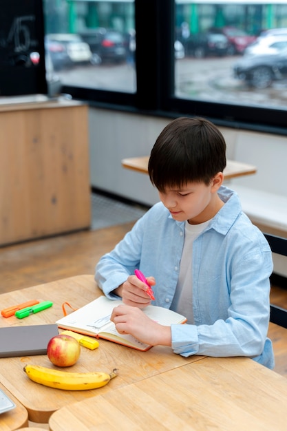 食堂で昼食をとっている学生