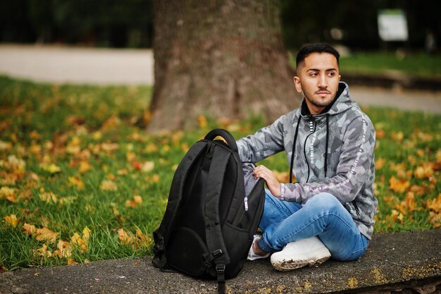 学生クウェートの男がバックパックとパーカーで着る