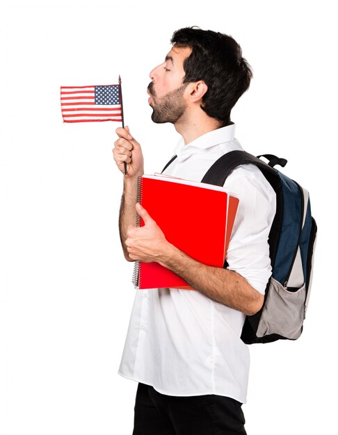 アメリカ人の旗を掲げる学生男