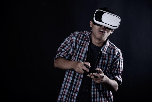 Человек студента нося очки виртуальной реальности, шлемофон VR.