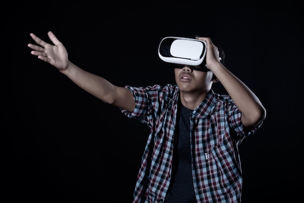 仮想現実ゴーグル、VRヘッドセットを着ている学生の男。