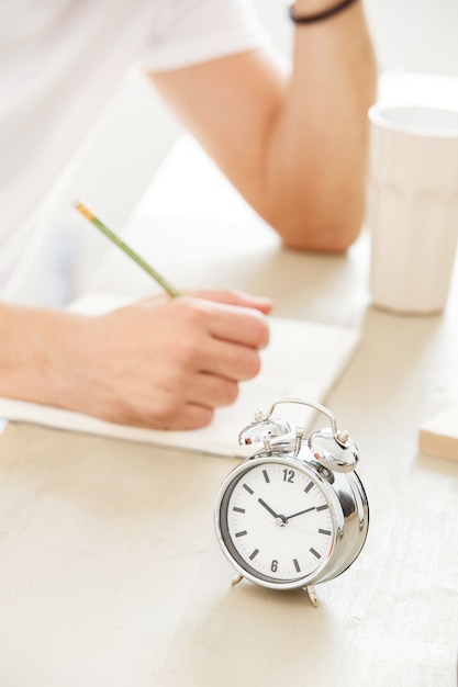 Studente, mattina. giovane uomo al tavolo