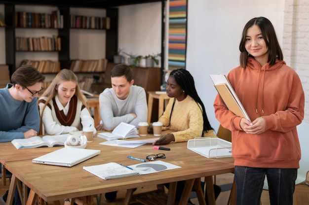 同僚とのグループ勉強会でポーズをとる学生