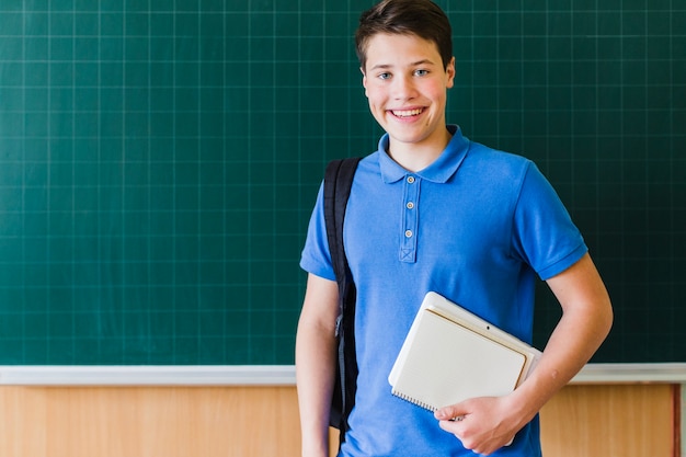 Foto gratuita studente posa con la lavagna