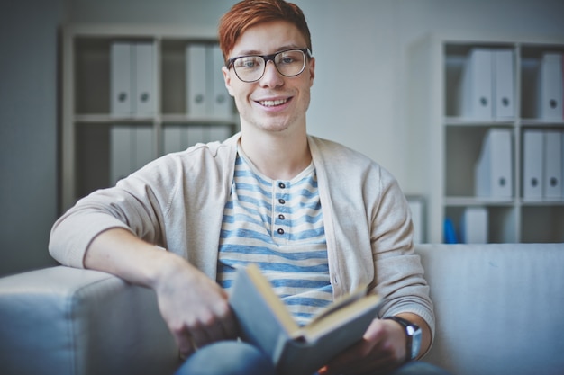 Studente di lettura sul divano