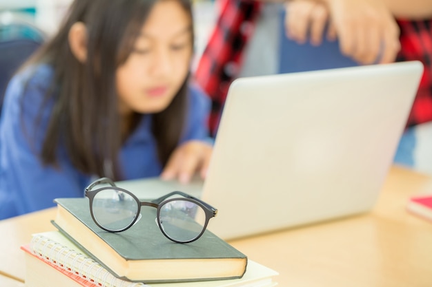 学校の図書館で勉強している学生