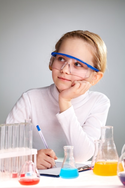 彼女の化学実験を考える学生