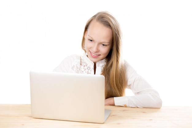 Студент с длинными волосами, работающая с ее ноутбуком